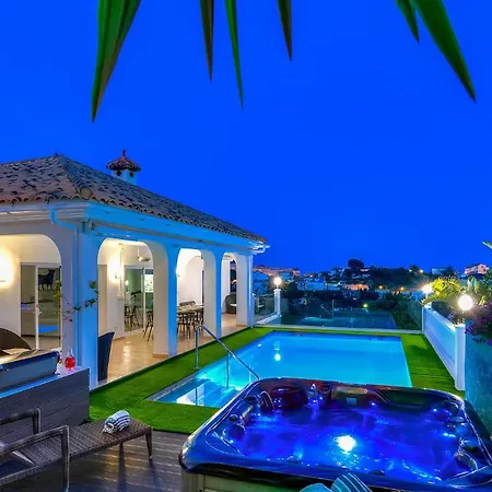 Intermezzo - Jacuzzi, Salt Water Pool & Bbq Willa *